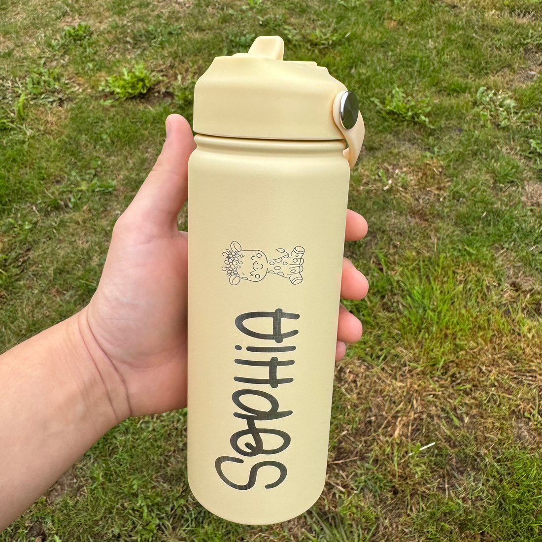 Custom engraved kids water bottle in beige with personalised name “Sophia” and cute giraffe design, perfect for school, nursery, or gifts; ideal personalised drink bottle for children.