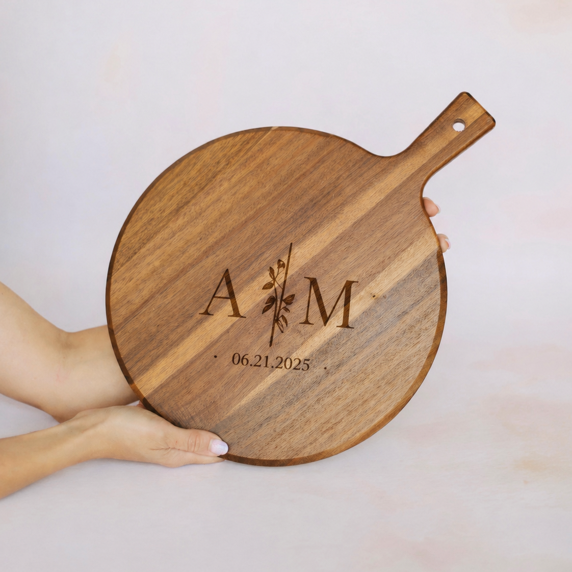 Personalised acacia wood chopping board with engraved family name – personalised acacia chopping board – Etch 'N' Shine