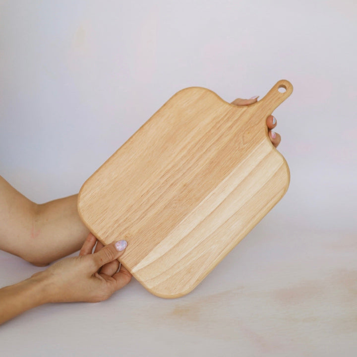 Oak chopping board with handle shown against neutral background – personalised solid oak chopping board – Etch 'N' Shine