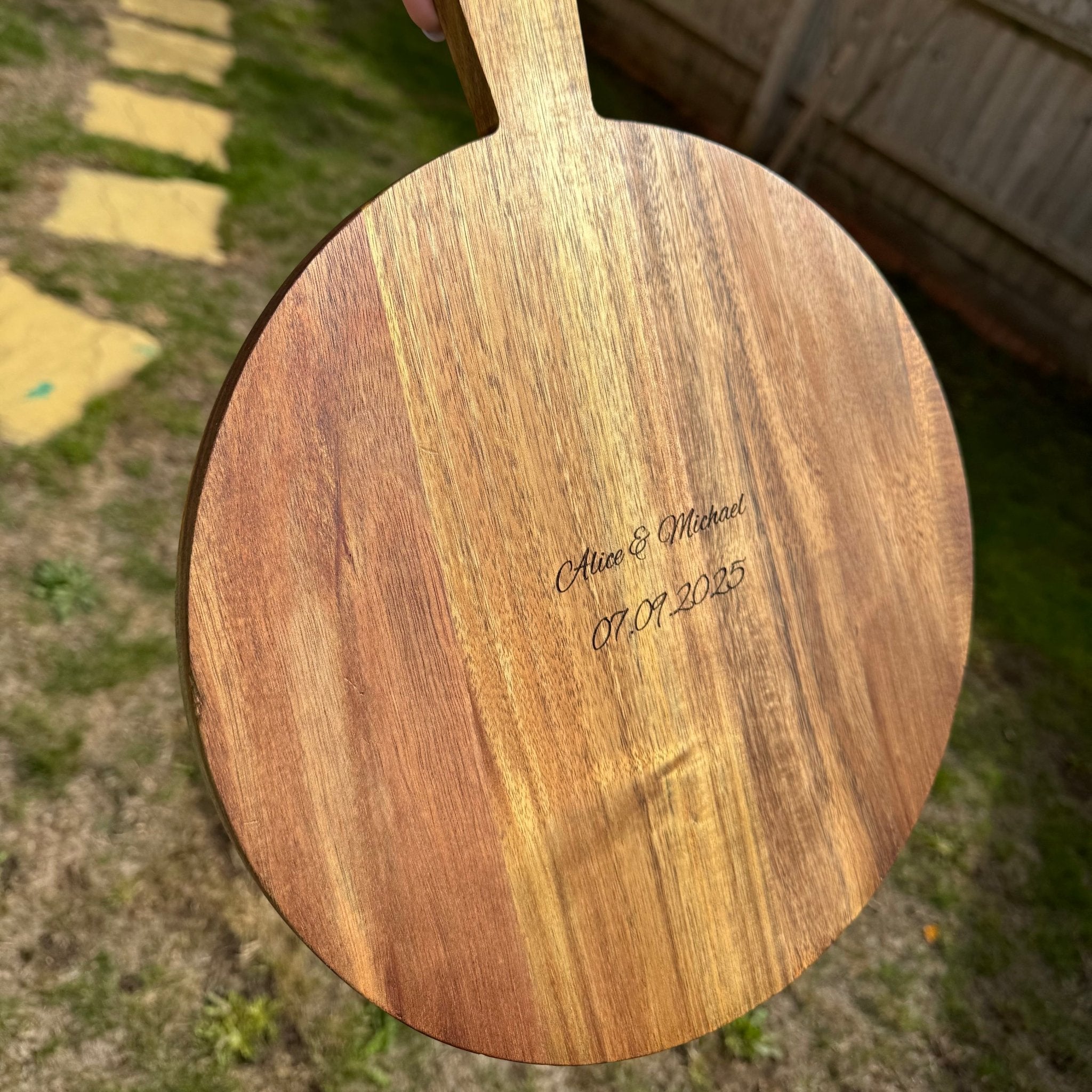 Round acacia serving board with engraved custom names and date, handled – personalised wooden serving board – Etch 'N' Shine