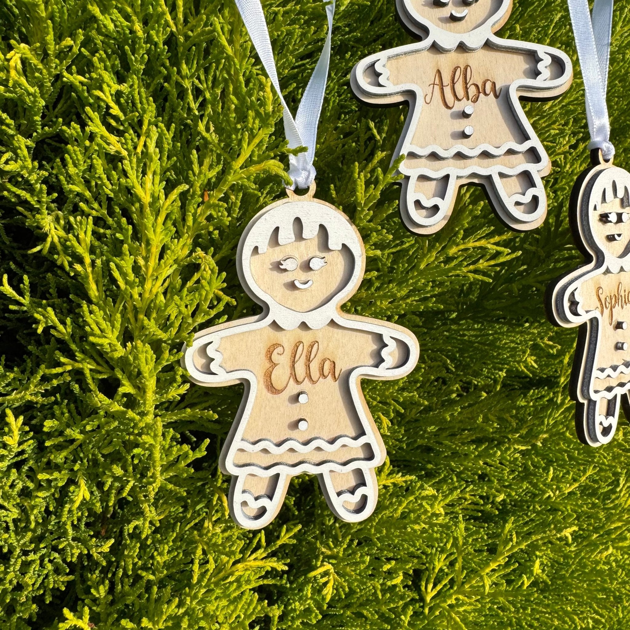 Wooden gingerbread figure with custom name on ribbon – personalised Christmas decoration – Etch 'N' Shine