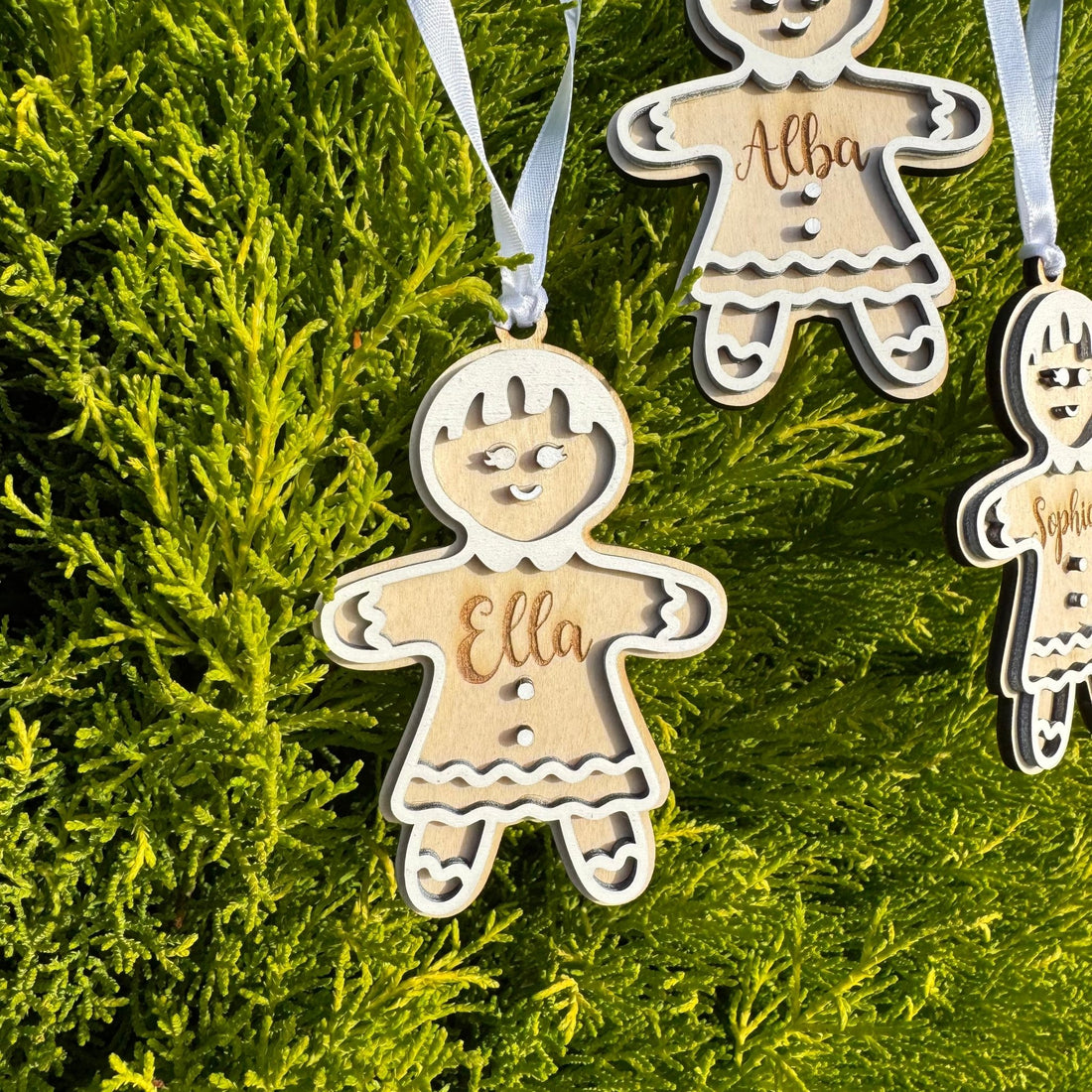 Wooden gingerbread figure with custom name on ribbon – personalised Christmas decoration – Etch 'N' Shine