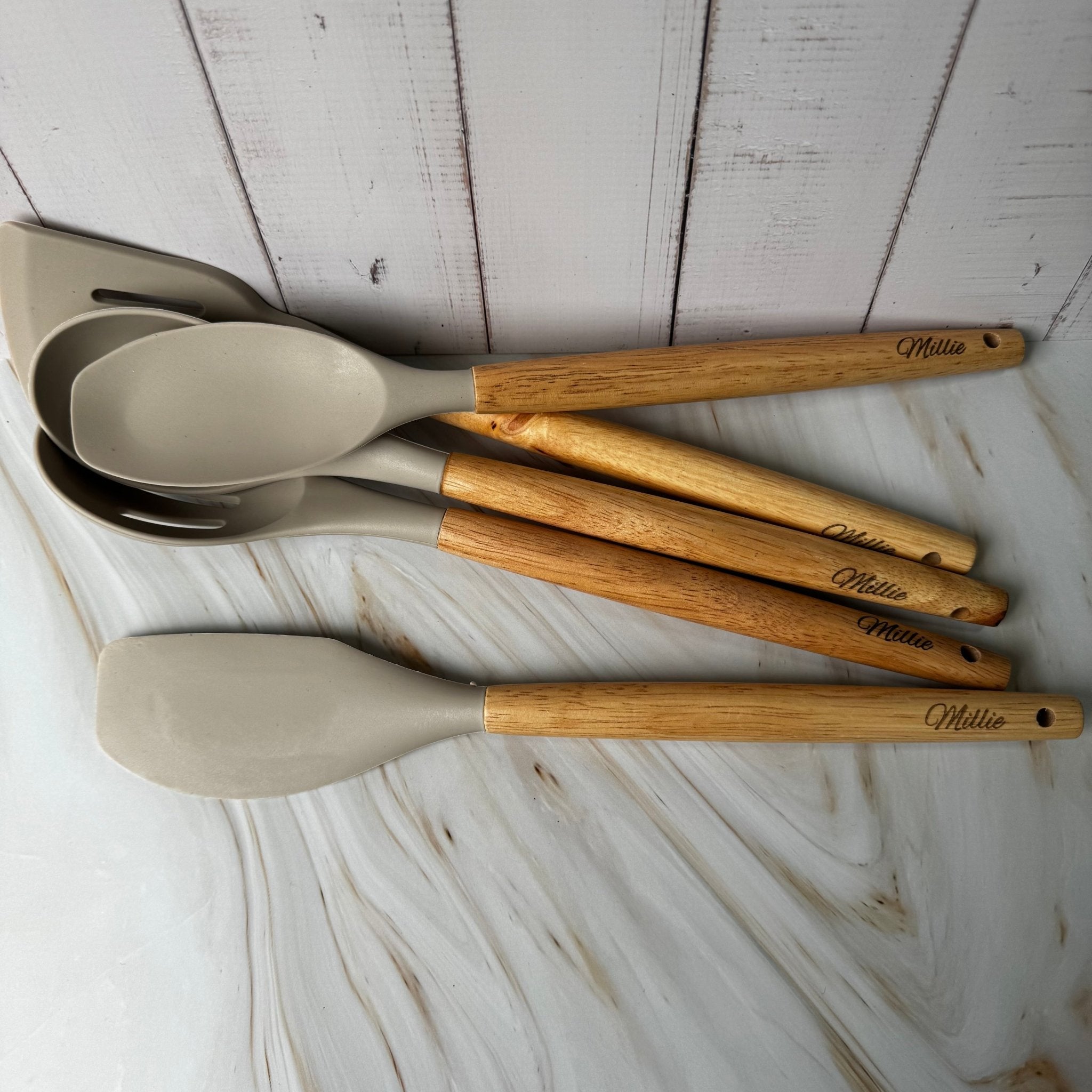Silicone utensil set with engraved wooden handles and custom name – personalised kitchen set – Etch 'N' Shine