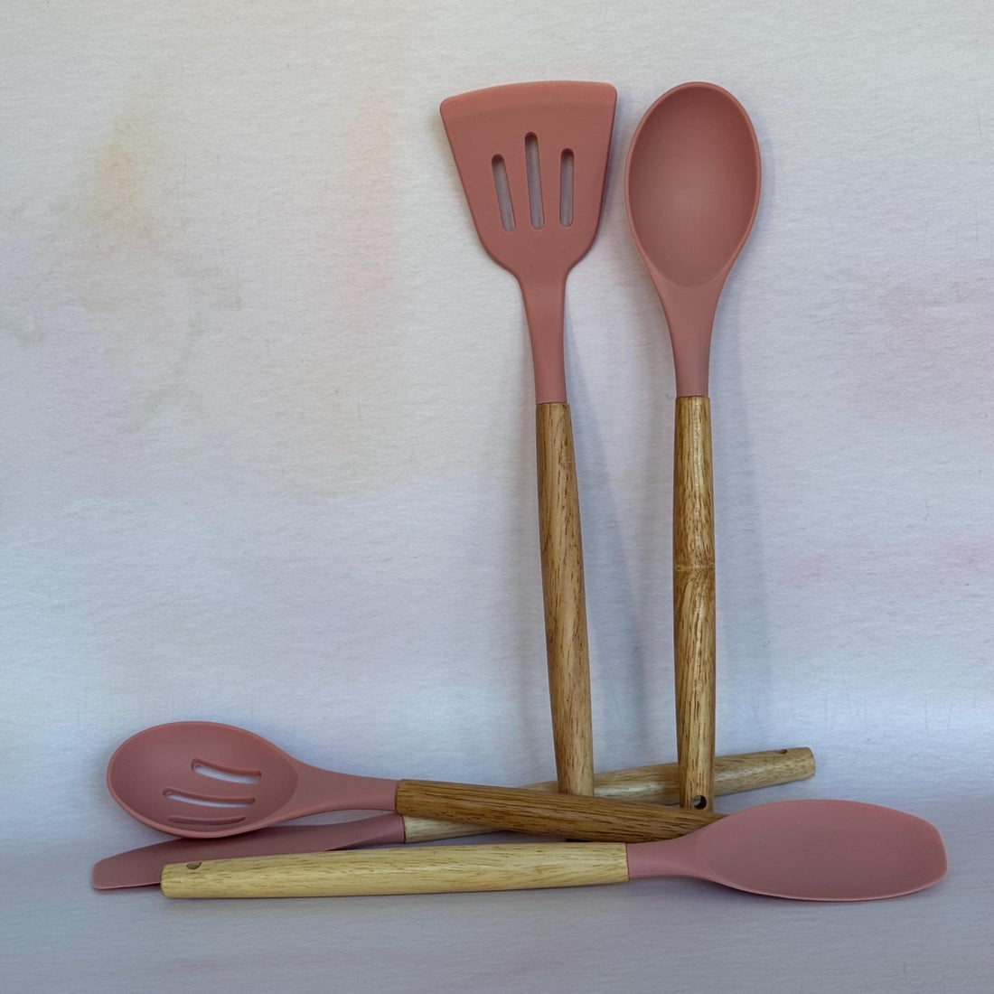 Five-piece pink silicone utensil set with engraved wooden handles – personalised kitchen utensil set – Etch 'N' Shine