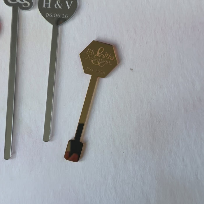 Video of mirror acrylic wedding drink stirrers with engraved toppers – Etch 'N' Shine