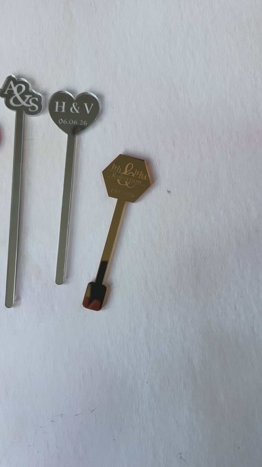 Video of mirror acrylic wedding drink stirrers with engraved toppers – Etch 'N' Shine